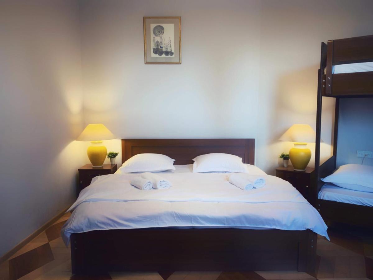 Griboedov Hostel & Suites Tbilisi Bilik gambar